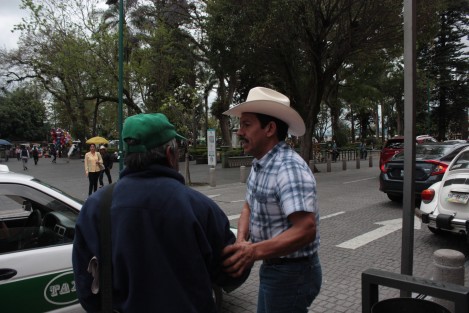 El aspirante a diputado federal por el PAN-PRD-MC, Renato Tronco Gómez, estuvo en Xalapa, donde fue cuestionado por el cobro de piso en el Sur del  estado, a lo cual dijo que él no lo paga, pero negó que éste sea un mito, lo que pasa es que no es denunciado.