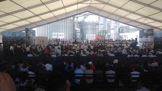 El presidente Enrique Peña Nieto estuvo en Totalco, Ver. para entregar un almacén granelero de DICONSA. En el evento, debido al discurso del gobernador Miguel Ángel Yunes Linares, quien abordó el tema electoral, Peña Nieto también apoyó a su gallo... sin mencionarlo. 