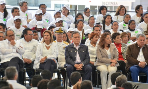 Una vez más MAYL no controló su desagrado contra los oponentes de su partido y candidatos y desvió su discurso hacia auto aplaudirse por haber detenido a maestros chiapanecos hace unos días, lo cual no venía al caso en este evento. 
