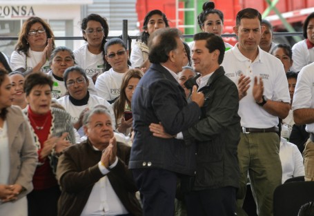 Lo que era un evento por y para agricultores, concluyó en pronunciamientos a favor de los candidatos de cada uno de los ejecutivos estatal y federal, siendo por mucho el de Peña Nieto el más  inteligente y moderado. 