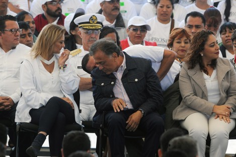 El Presidente Peña Nieto solicitó a uno de sus colaboradores el discurso emitido por el Gobernador Yunes Linares, para darle una revisada, luego de que este último abordara temas electorales en el evento de Diconsa.  