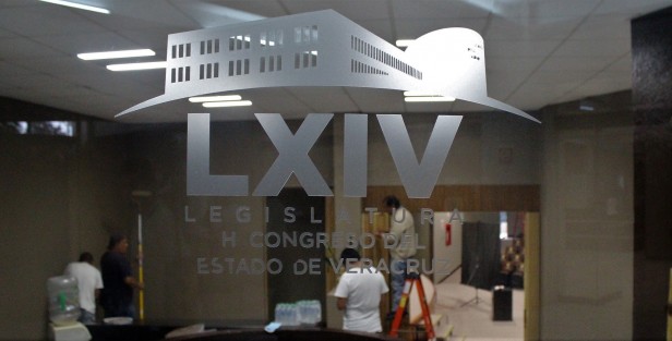 En el Congreso del Estado, donde lo que sobra es recurso para todo, actualmente se le da una mano de pintura al auditorio. 