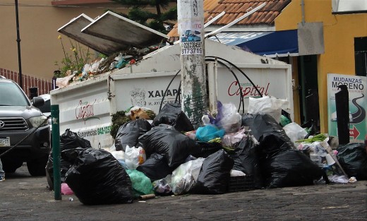 La generación de basura aumenta día a día; los depósitos colocados hace años se hacen insuficientes, máxime los fines de semana cuando los trabajadores de Limpia descansan y los espacios públicos son más concurridos. Nos urge la educación ambiental.  