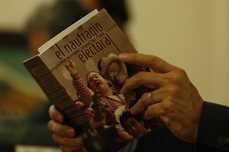 El libro <em>El Naufragio Electoral<em>, fue presentado en el auditorio de radio de la Facultad de Ciencias de la Comunicación de la Universidad Veracruzana.  