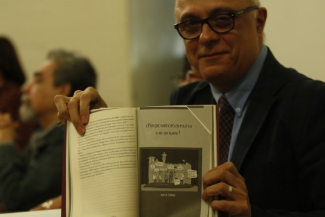 El libro <em>El Naufragio Electoral<em>, fue presentado en el auditorio de radio de la Facultad de Ciencias de la Comunicación de la Universidad Veracruzana.  
