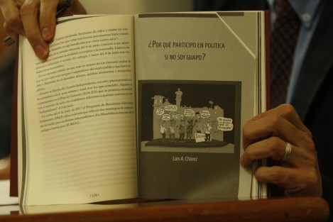 El libro <em>El Naufragio Electoral<em>, fue presentado en el auditorio de radio de la Facultad de Ciencias de la Comunicación de la Universidad Veracruzana.  