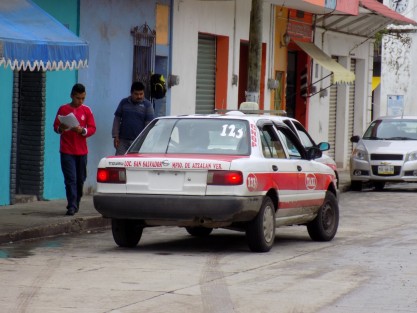 Crean bases de taxis sin autorización, unidades del municipio de Atzalan se instalan. 