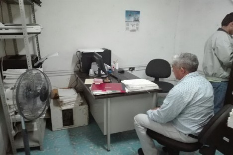 El Representante del Partido Verde ante el Ople, Roberto Guzmán Vallejo, se presentó este miércoles por la
tarde-noche a la Fiscalía local de esta ciudad, a interponer una denuncia por presunto desvío de recursos federales con fines electorales en Camarón de Tejeda. 