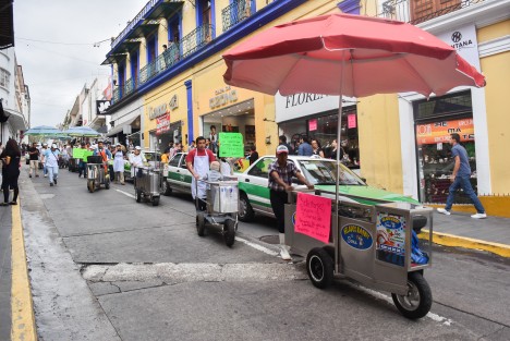 Neveros de la ciudad de Xalapa marcharon y se manifestaron para exigirle a la regidora Consuelo Ocampo se retracte de las declaraciones que hizo al argumentar que elaboran sus productos sin medidas de higiene exigidas por la autoridad sanitaria.  