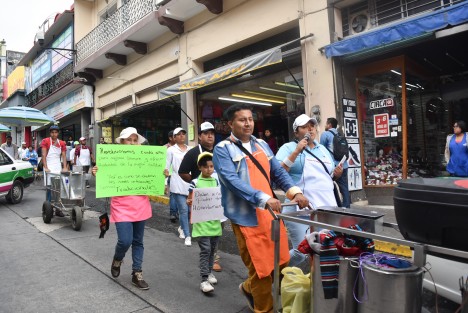 Neveros de la ciudad de Xalapa marcharon y se manifestaron para exigirle a la regidora Consuelo Ocampo se retracte de las declaraciones que hizo en contra de ellos al argumentar que elaboran sus productos sin medidas de higiene.