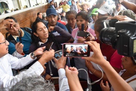 Al llegar los neveros al parque Juárez, se percataron que dicha regidora se encontraba en conocido café y acudieron hasta su mesa para enfrentarla y exigirle se suspenda la orden de proceder en contra de ellos  e invitarla a que viera la forma de elaborar la nieve, a lo que ella se negó.