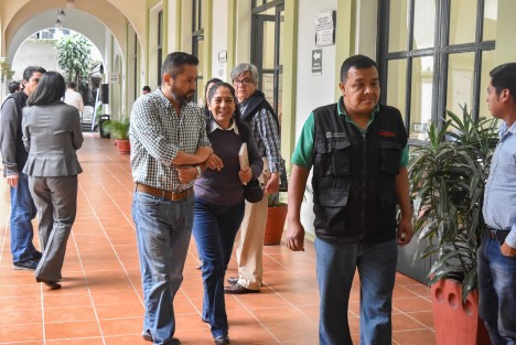 La regidora se levantó de su lugar para refugiarse en el Palacio municipal donde fue auxiliada y escoltada por elementos de seguridad hasta su oficina.