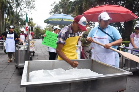 Neveros de la ciudad de Xalapa marcharon y se manifestaron para exigirle a la regidora Consuelo Ocampo se retracte de las declaraciones que hizo en contra de ellos al argumentar que elaboran sus productos sin medidas de higiene.  