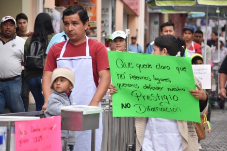 Neveros de la ciudad de Xalapa marcharon y se manifestaron para exigirle a la regidora Consuelo Ocampo se retracte de las declaraciones que hizo en contra de ellos al argumentar que elaboran sus productos sin medidas de higiene.  