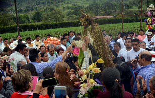 La procesión llega hasta la desviación de la carretera a Coacoatzintla donde se suman fieles de comunidades vecinas.

