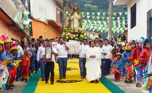 La procesión regresa finalmente al templo en medio de cantos y música de banda y mariachis, recorriendo una colorida alfombra de aserrín, y a su paso por las casas del pueblo, cortinas y altares en los que los habitantes piden la bendición de los productos que cultivan y elaboran, para que no falte el sustento durante el año. 
 