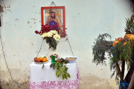 La procesión regresa finalmente al templo en medio de cantos y música de banda y mariachis, recorriendo una colorida alfombra de aserrín, y a su paso por las casas del pueblo, cortinas y altares en los que los habitantes piden la bendición de los productos que cultivan y elaboran, para que no falte el sustento durante el año. 
 