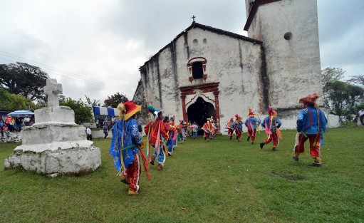 La procesión regresa finalmente al templo en medio de cantos y música de banda y mariachis, recorriendo una colorida alfombra de aserrín, y a su paso por las casas del pueblo, cortinas y altares en los que los habitantes piden la bendición de los productos que cultivan y elaboran, para que no falte el sustento durante el año. 
 