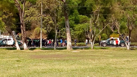 En hechos aun sin aclarar, un grupo de personas se enfrentó a elementos de la Fuerza Civil en la zona conocida como Ojo Zarco,  enTecamalucan, despojándolos de sus armas y haciéndolos caminar varios kilómetros, escoltados por de camionetas con hombres armados a bordo. 