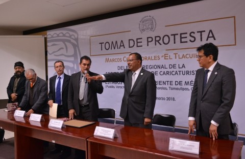Juan Terrazas, presidente de la Sociedad Mexicana de Caricaturistas (SMC), tomó protesta a Marcos Cruz <em>Tlacuilo</em>, como delegado regional de esa asociación para los estados de Puebla, Veracruz, Tlaxcala, Hidalgo, Morelos, Tamaulipas, Oaxaca y San Luis Potosí. 