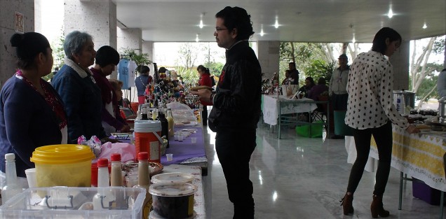 Continúa la venta de productos en el Palacio Legislativo como parte del Foro de Cultura y Turismo. 