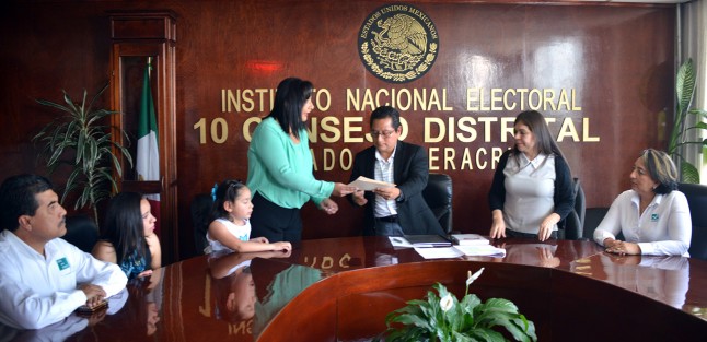 La Maestra Maria del Carmen Rizo Ruiz, en compañía de su suplente, Karina Martinez Huesca, acudió ante la  Junta Distrital número 10  del INE para solicitar su registro como candidata a la diputación federal por distrito Xalapa urbano, por el Partido Nueva Alianza. 

