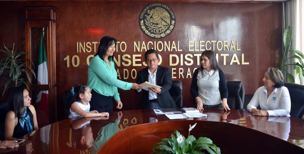 La Maestra Maria del Carmen Rizo Ruiz, en compañía de su suplente, Karina Martinez Huesca, acudió ante la Junta Distrital número 10 del INE para solicitar su registro como candidata a la diputación federal por distrito Xalapa urbano, por el Partido Nueva Alianza. 