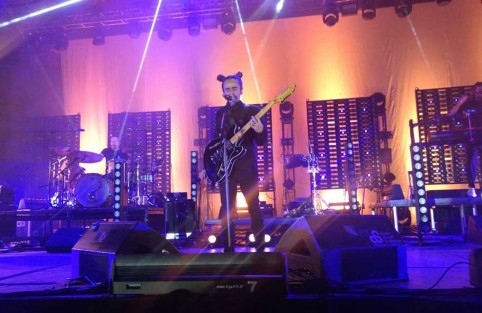 Ante miles de personas que se congregaron en el Nicho de la Música, Café Tacvba interpretó sus nuevos éxitos y los clásicos, en el primero de los conciertos de la Cumbre Tajín 2018.  