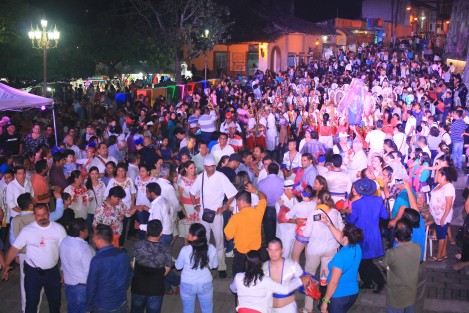 Como parte de las actividades de la Cumbre Tajín 2018, el alcalde Mariano Romero González, llevó a cabo la inauguración de <em>Papantla Brilla</em>, evento que se realiza en el centro de la ciudad de Papantla y donde a lo largo de cuatro días se tendrán diversas presentaciones artísticas y culturales en el escenario principal