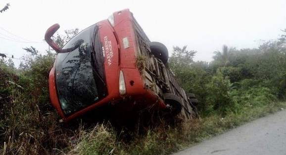 Un autobús proveniente de Orizaba con estudiantes que se dirigían hacia la Cumbre Tajín, volcó frente a la colonia Nuevo Renacimiento 2000 de Gutiérrez Zamora, Ver. Al parecer el conductor perdió el control de la unidad y volcó sobre una cuneta cayendo a un pequeño barranco. 