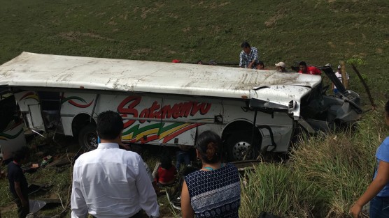  Una aparatosa volcadura se registró este domingo en la carretera Alvarado-Veracruz, resultando lesionadas 20 personas, seis de las cuales resultaron graves. 