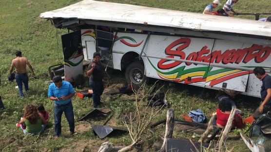  Una aparatosa volcadura se registró este domingo en la carretera Alvarado-Veracruz, resultando lesionadas 20 personas, seis de las cuales resultaron graves. 