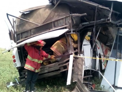  Una aparatosa volcadura se registró este domingo en la carretera Alvarado-Veracruz, resultando lesionadas 20 personas, seis de las cuales resultaron graves. 