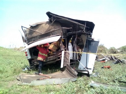  Una aparatosa volcadura se registró este domingo en la carretera Alvarado-Veracruz, resultando lesionadas 20 personas, seis de las cuales resultaron graves. 
