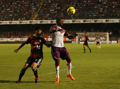 Los Tiburones Rojos de Veracruz ganan 3 a 1 a los Rojinegros del Atlas.
