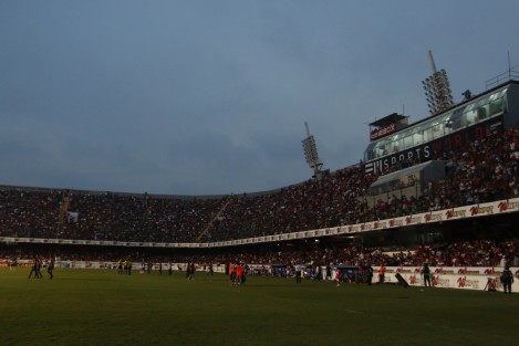 Debido a fallas en el alumbrado del estadio, el encuentro entre Tiburones y Zorros se tuvo que suspender en dos ocasiones.