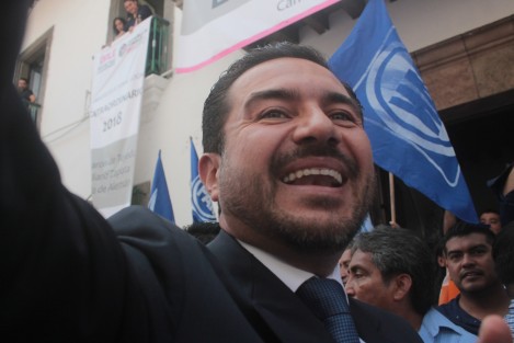 Miguel Ángel Yunes Márquez acudió a solicitar su registro ante el OPLE, como candidato a la gubernatura de Veracruz, por la alianza Por Veracruz al Frente. 