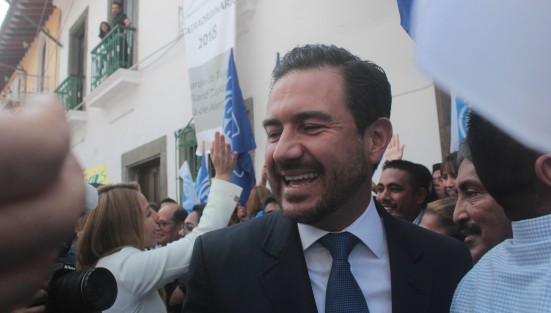 Miguel Ángel Yunes Márquez acudió a solicitar su registro ante el OPLE, como candidato a la gubernatura de Veracruz, por la alianza Por Veracruz al Frente. A decir de Miguel chico, acudió a registarse primero como candidato, porque va a quedar primero, según su lógica, ha de creer que es como en las carreras. 