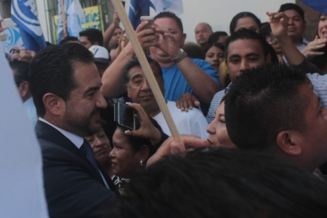 Miguel Ángel Yunes Márquez acudió a solicitar su registro ante el OPLE, como candidato a la gubernatura de Veracruz, por la alianza Por Veracruz al Frente. 