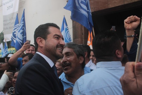 Miguel Ángel Yunes Márquez acudió a solicitar su registro ante el OPLE, como candidato a la gubernatura de Veracruz, por la alianza Por Veracruz al Frente. 