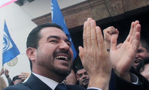 A decir de Miguel chico, acudió a registarse primero como candidato, porque va a quedar primero, según su lógica.