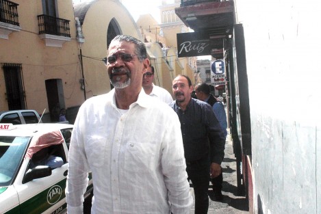 Panistas acompañaron a su candidato a solictar el registro ante el OPLE. 