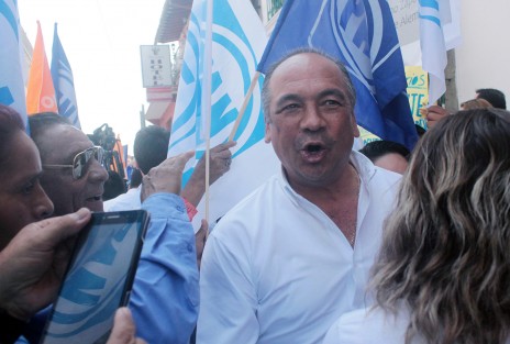 Panistas en todas sus modalidades, desde el chinampín hasta el enriquecedor, acompañaron a su candidato a solictar el registro ante el OPLE. 