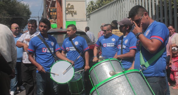 El ritmo triunfador de la batucada del Cruz Azul acompañó al candidato panista.
