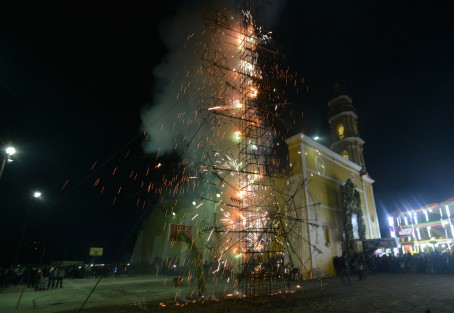 Con juegos pirotécnicos, bailables y algunos otros eventos, habitantes del municipio de Miahuatán, Ver,, cada 19 de marzo festejan al santo patrono, San José.  