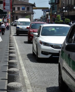 Al parecer los automovilistas se han acostumbrado a los bolardos del centro de Xalapa y ya no los rompen tanto como al principio. 