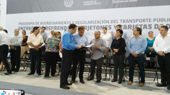 El gobernador Miguel Ángel Yunes Linares hizo entrega de refrendos, tarjetones y tarjetas de devolución del Programa de Reordenamiento y Regularización del Transporte Público de Veracruz, en la Arena Córdoba. Así quedaron contentos con sus propios recursos. 