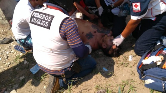 Este lunes al mediodía se percibió un hombre asesinado a balazos y uno más herido, en la unidad habitacional Hortalizas de la ciudad de Veracruz, Ver.. Los paramédicos nada pudieron hacer por salvarle la vida. 