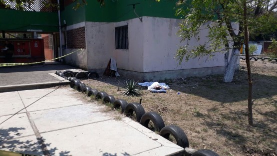 Este lunes al mediodía se percibió un hombre asesinado a balazos y uno más herido, en la unidad habitacional Hortalizas de la ciudad de Veracruz, Ver.. Los paramédicos nada pudieron hacer por salvarle la vida. 