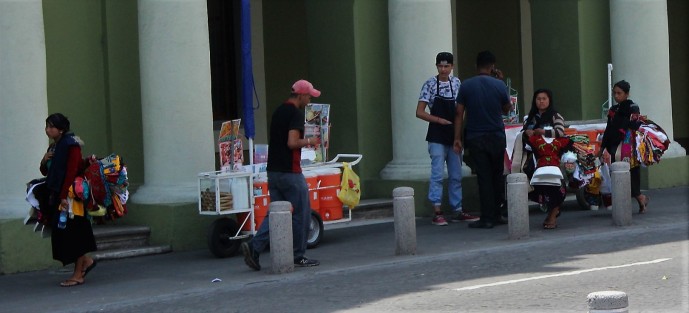 Comercio informal difícil de erradicar y con miras a crecer. Si no vaya a darse una vuelta por las oficinas de las organizaciones que las han fomentado y verá que están solicitando más vendedores.  